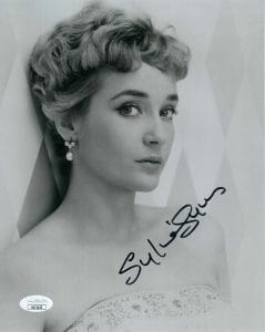 SYLVIA SYMS HAND SIGNED 8×10 PHOTO YOUNG+GORGEOUS POSE JSA COLLECTIBLE MEMORABILIA