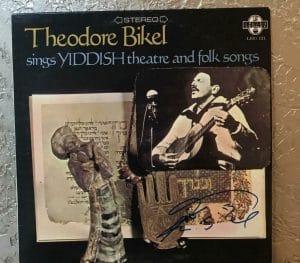 THEODORE BIKEL YIDDISH THEATRE AND FOLK SONGS SIGNED VINYL RECORD W/COA COLLECTIBLE MEMORABILIA