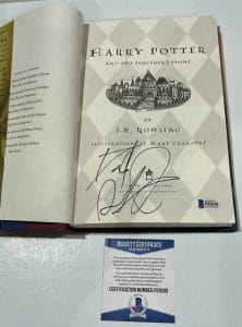 DANIEL RADCLIFFE SIGNED HARRY POTTER AND THE SORCERER’S STONE BOOK BECKETT 90 COLLECTIBLE MEMORABILIA