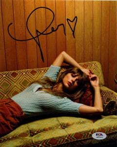 TAYLOR SWIFT SIGNED 8X10 PHOTOGRAPH PSA DNA AM15912
 COLLECTIBLE MEMORABILIA